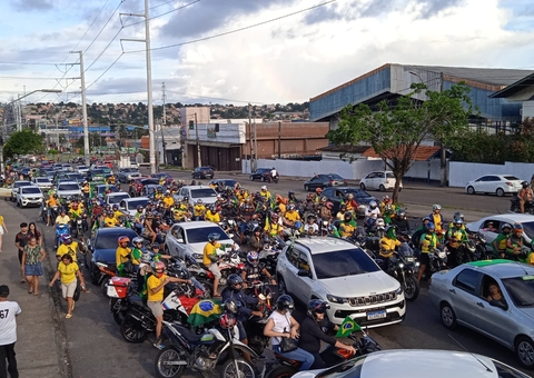 Manifestantes fazem motociata em ato pró-Bolsonaro em Manaus