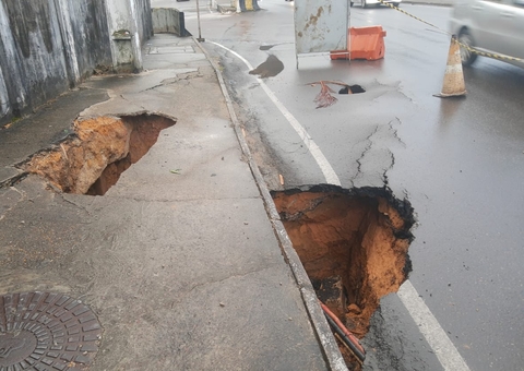 Trecho de avenida é interditado após abertura de cratera em Manaus 