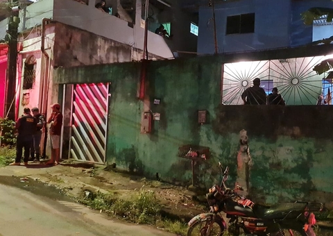 Família vê homem ser assassinado brutalmente dentro de casa em Manaus
