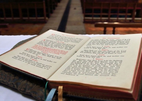 Versão da Bíblia que ‘permite’ adultério é encontrada