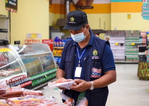 Tambaqui, fígado e linguiça estragados são apreendidos em supermercado de Manaus
