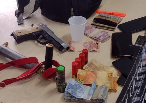 Casal armado é preso após ser flagrado assaltando ônibus em Manaus