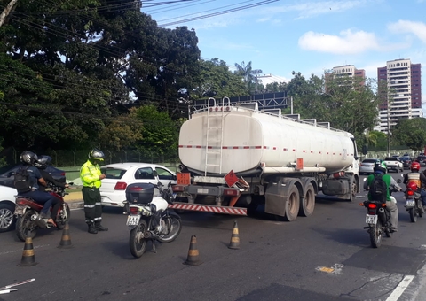 Acidente com caminhão de combustíveis deixa trânsito caótico em avenida de Manaus