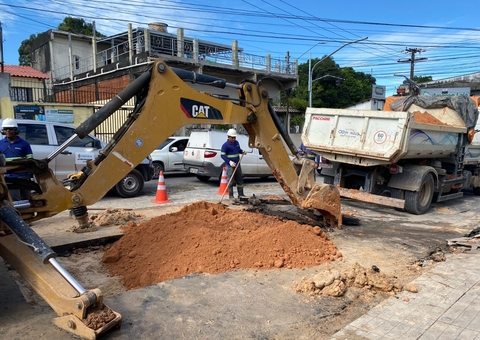Tubulação rompe e abre cratera no meio de avenida em Manaus