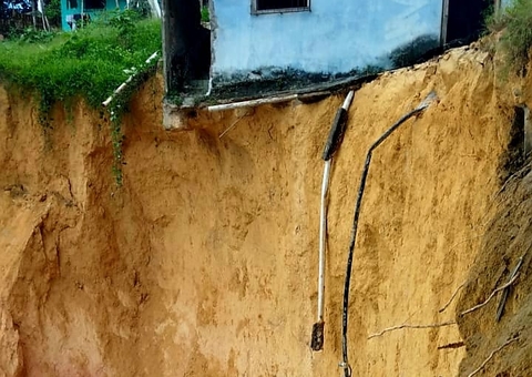 Casa corre risco de desabar após deslizamento de barranco em Manaus; Vídeo 