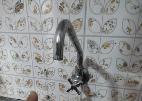 Moradores ficam sem água após tubulação romper em avenida em Manaus