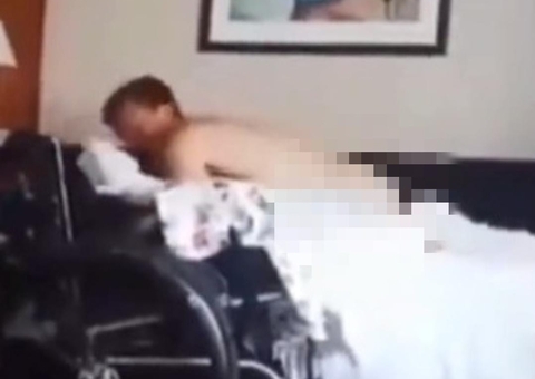 Vaza vídeo em que deputado conservador aparece em cama com homem nu