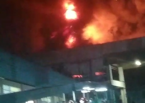 Empresa pega fogo e causa pânico no Distrito em Manaus; veja vídeos do incêndio