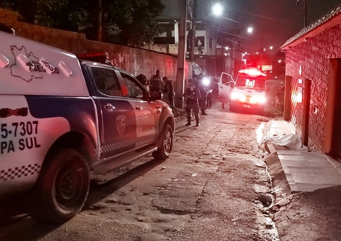 Moradores escutam barulhos e encontram homem crivado de balas em calçada de Manaus