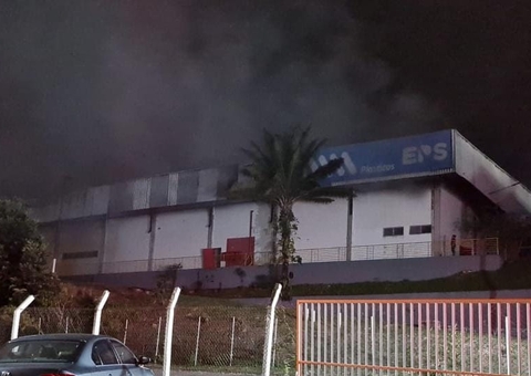 Fogo em empresa no Distrito em Manaus atingiu galpão com materiais inflamáveis