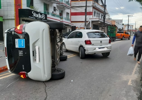 Carro capota e motorista fica ferido em acidente em Manaus