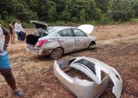 Carro capota e fica destruído após cair em buraco na BR-174