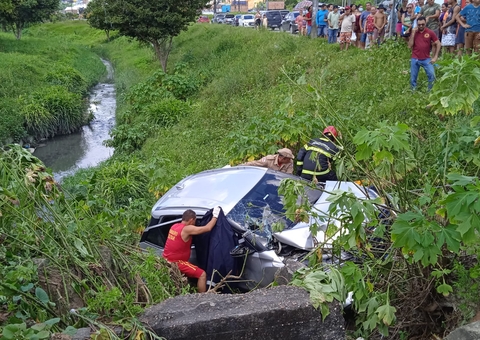Carro cai em igarapé após ser arremessado em acidente em Manaus