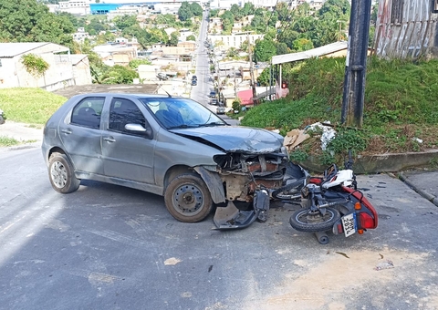 Acidente entre carro e motocicleta deixa homem ferido em Manaus