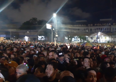 Fãs enfrentam chuva e lotam avenida para prestigiar gravação do DVD da Joelma