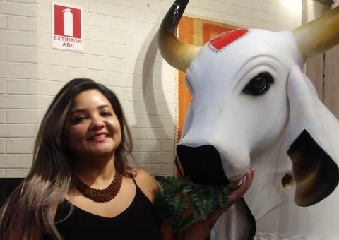 Rafaela Souza é a 1ª artista mulher a assinar um ‘figurino fino’ do Festival de Parintins