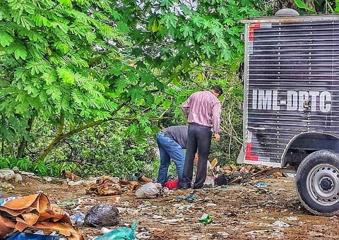 Homem achado em lixeira foi estrangulado com fio elétrico em Manaus