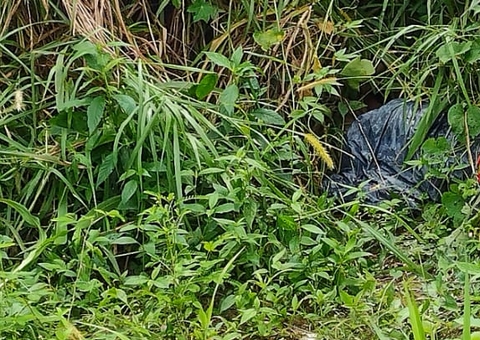 Corpo enrolado em saco é encontrado em área de mata em Manaus 