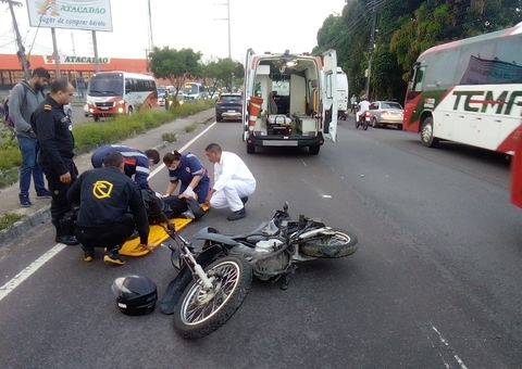Duas pessoas ficam feridas em acidente que interditou avenida em Manaus