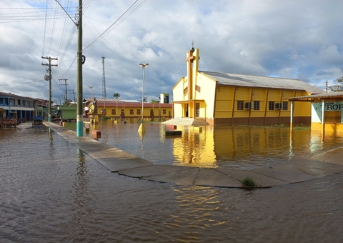 Anamã fica completamente alagada com cheia do Rio Solimões no Amazonas
