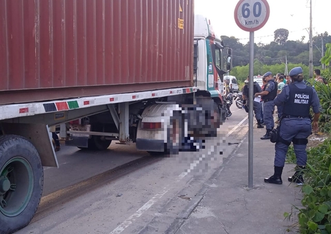 Mulher em motocicleta é esmagada por caminhão durante acidente em Manaus