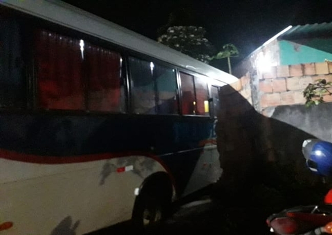 Ônibus perde controle e invade casa em Manaus