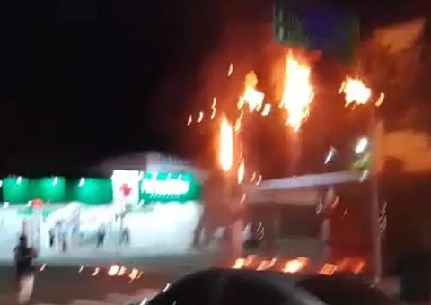 Curto-circuito causa incêndio e assusta pedestres em avenida em Manaus