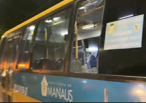 Motociclista tem perna quebrada em acidente com micro-ônibus amarelinho em Manaus