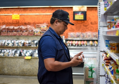 Procon apreende 114 Kg de produtos fora da validade em supermercado de Manaus