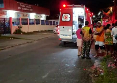 Motociclista colide violentamente em poste ao desviar de carro em Manaus
