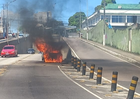 Vídeo: Carro em chamas assusta motoristas na avenida Darcy Vargas