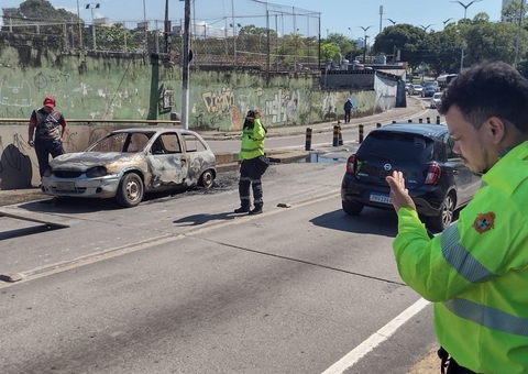 Trânsito na av. Darcy Vargas é liberado após incêndio destruir carro 