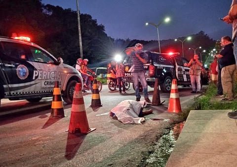 Corpo crivado de balas é desovado no meio de avenida em Manaus