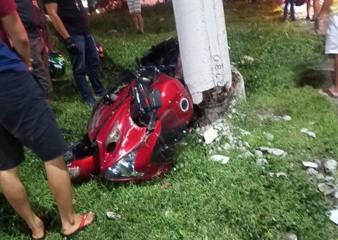 Motociclista fica gravemente ferido ao atingir poste em avenida de Manaus