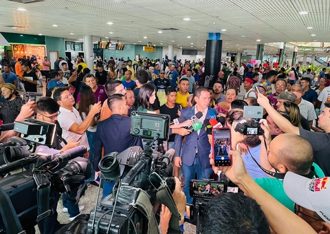 População faz manifestação em apoio a Marcelo Ramos em aeroporto de Manaus 