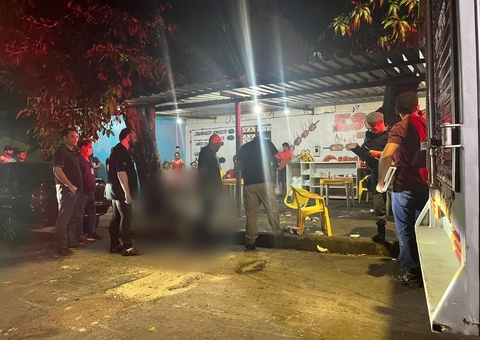 Criminosos matam homem a tiros e deixam outro ferido em churrascaria em Manaus