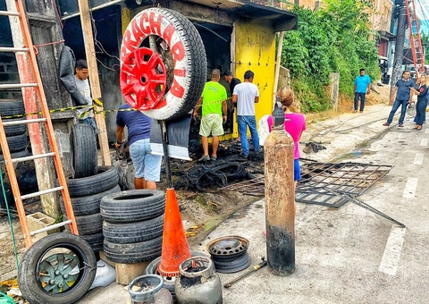 Curto-circuito pode ter sido a causa de incêndio em borracharia em Manaus