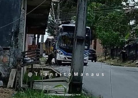 Ônibus atinge poste em acidente e deixa bairros sem energia em Manaus