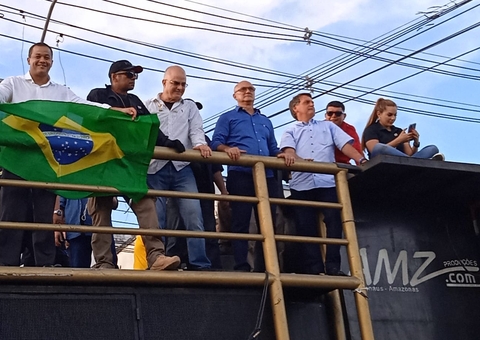 Com vídeo do pai na Marcha para Jesus em Manaus, Flávio Bolsonaro diz que vitória será no 1º turno