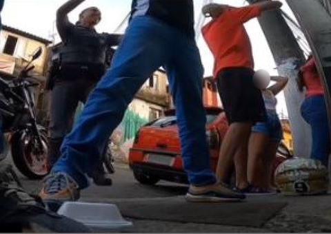 Vídeo: PM sorri ao golpear partes íntimas de rapazes durante abordagem
