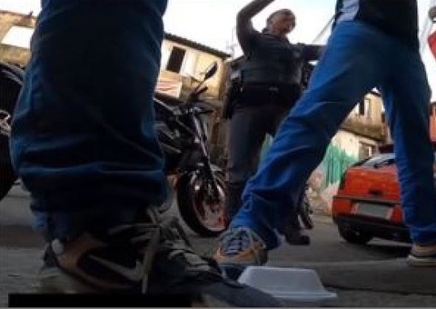 Vídeo: PM sorri ao golpear partes íntimas de rapazes durante abordagem