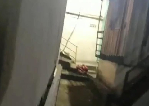 Gritando nome de facção, encapuzados invadem beco e atiram em homem em Manaus