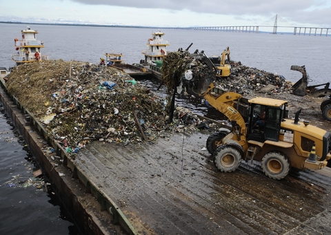 Mais de 500 toneladas de lixo são retiradas de rio e igarapés em Manaus
