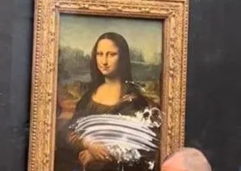 Quadro de Monalisa é atacado por visitante no Louvre