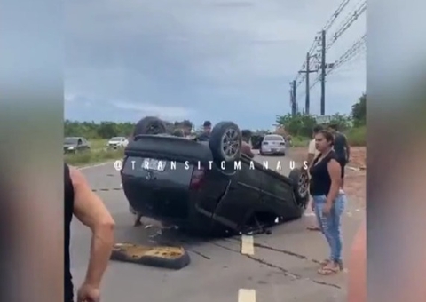 Vídeo mostra carro capotado na AM-070 