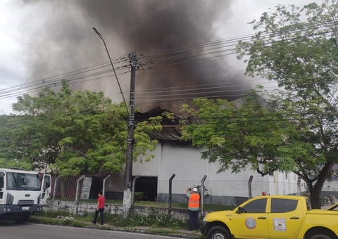 Trecho da Autaz Mirim é fechado e trânsito sofre alteração devido a incêndio em fábrica 