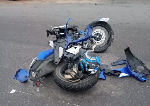 Piloto fica ferido após motocicleta ser despedaçada em acidente em Manaus
