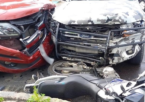 Vídeo mostra acidente envolvendo carros, moto e viatura da Rocam em Manaus