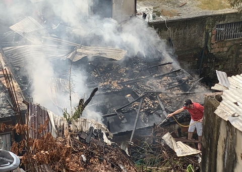 Casa pega fogo e vizinhos tentam apagar incêndio em Manaus; Vídeo
