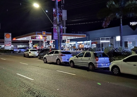 Motoristas fazem fila em posto de Manaus na véspera da venda de gasolina a R$ 5,88